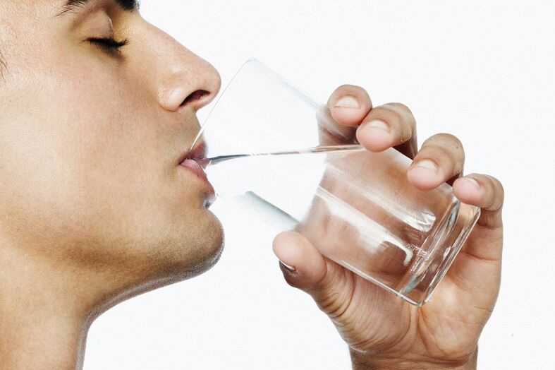 un homme boit 7 kg d'eau pour perdre du poids par semaine