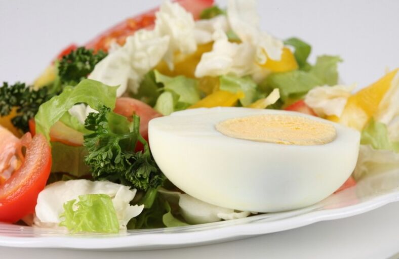 Salade de légumes frais avec œuf à la coque au menu régime Maggi