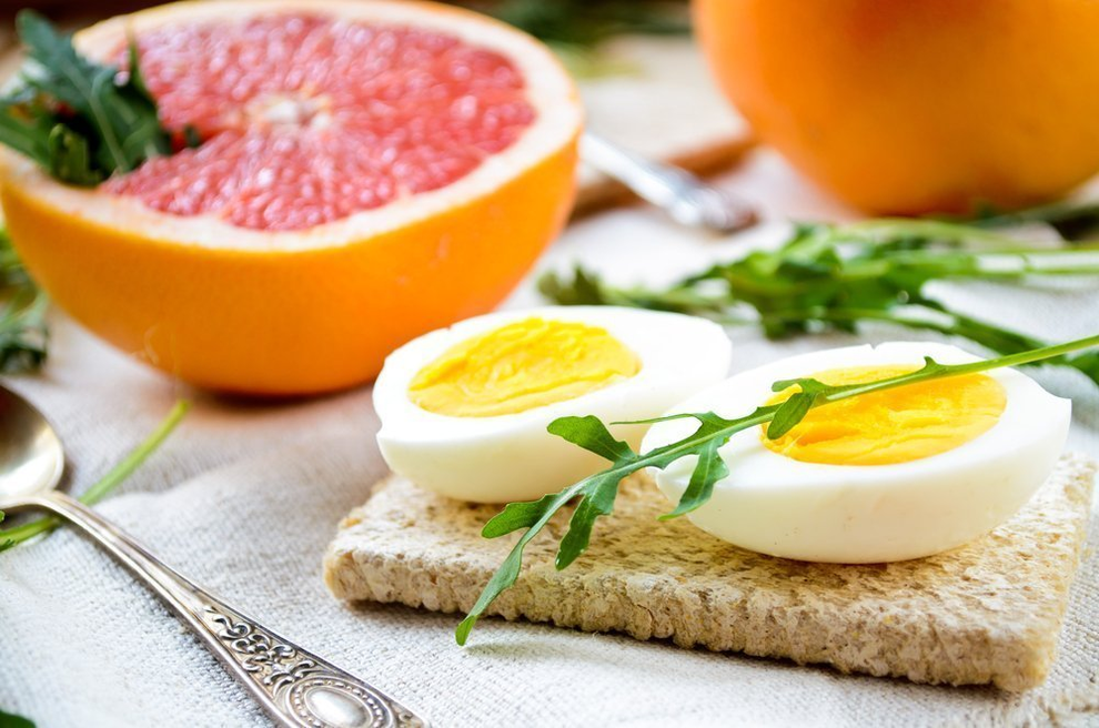 Un œuf dur et un demi-pamplemousse sont le petit-déjeuner standard des premières semaines du régime Maggi. 