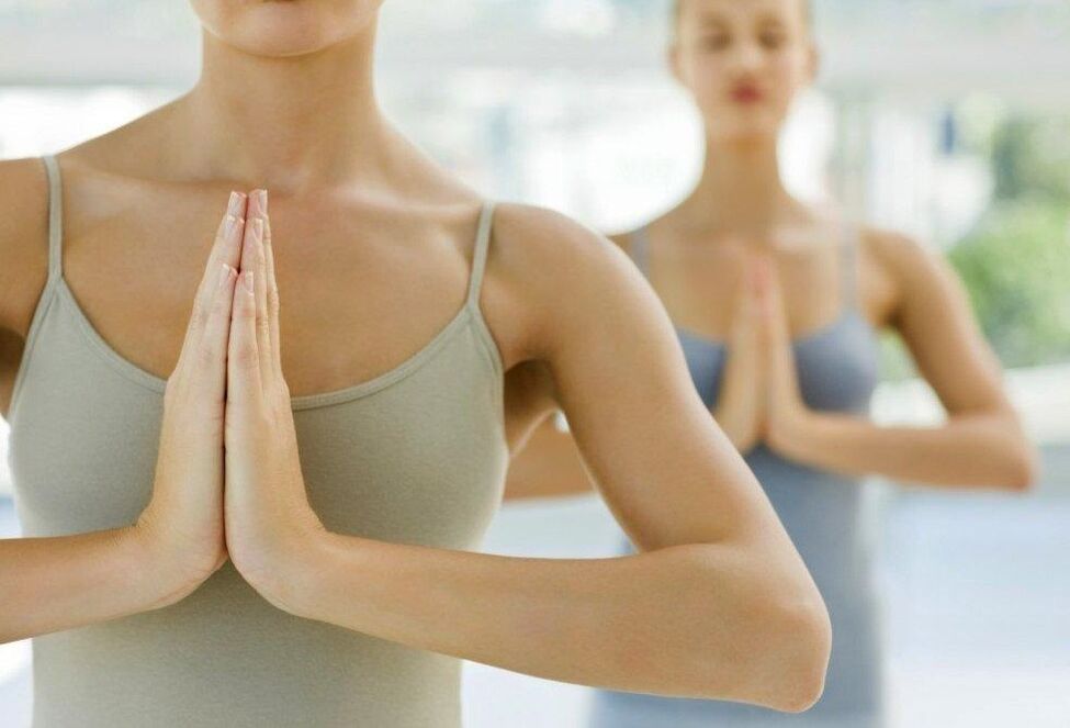 filles faisant du yoga pour perdre du poids