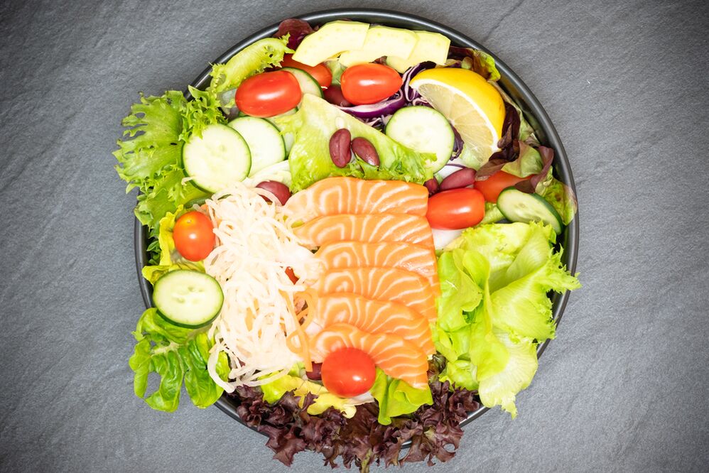 Délicieuse salade de saumon dans le menu d'une bonne nutrition pour perdre du poids