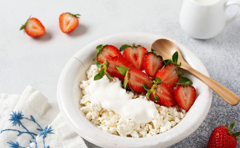 Fromage cottage aux fraises - un petit-déjeuner sain pour ceux qui veulent perdre du poids