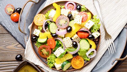 Salades de légumes du régime méditerranéen pour ceux qui veulent perdre du poids