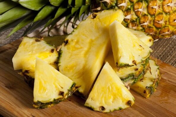 L'ananas dans un smoothie aidera à nettoyer le corps et à renforcer le système immunitaire. 