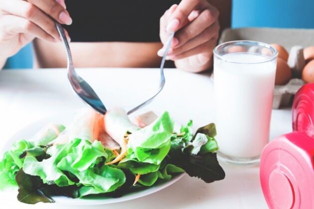 Salade et verre de yaourt