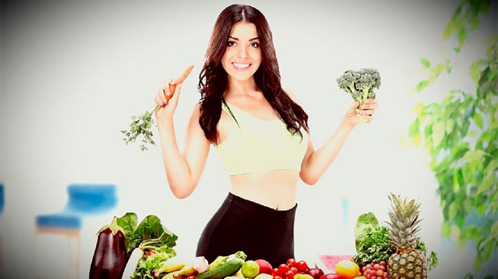 Fille mince avec légumes
