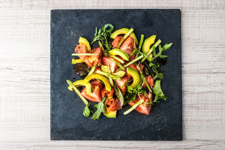 le régime céto paresseux comprend des légumes et des graisses saines