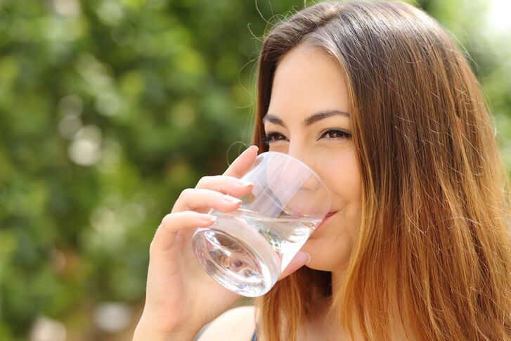 tout ce que vous devez faire lors d'un régime pour les paresseux est de boire suffisamment de liquide