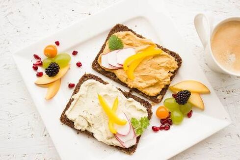 sandwichs et fruits avec le régime céto